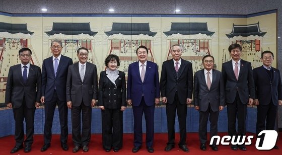 尹대통령 “우수 해외연구자들 국내서 활동할 수 있게 지원”