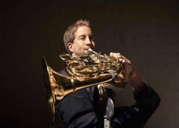 양팔 없는 호른 연주자 클리저 “삶에 기쁨·용기 주는 게 목표”