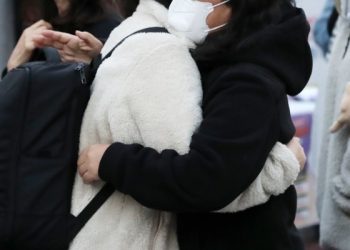 교문 열리자 얼싸안고 번쩍 들고…수험생 ‘활짝’·부모 ‘대견’