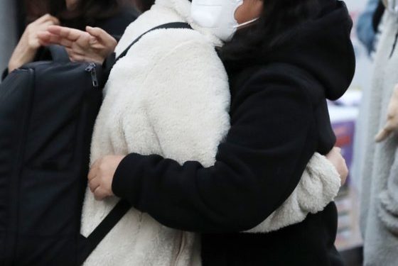 교문 열리자 얼싸안고 번쩍 들고…수험생 ‘활짝’·부모 ‘대견’
