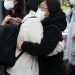 교문 열리자 얼싸안고 번쩍 들고…수험생 ‘활짝’·부모 ‘대견’