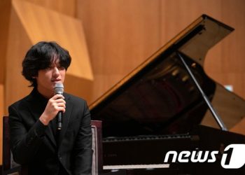 첫 앨범 발매 임윤찬 “베토벤이 꿈꿨던 우주, 관객과 나누고파”