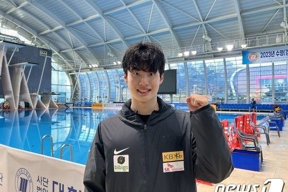 컨디션 난조에도…황선우, 접영 100m서 51초99로 8개째 한국新