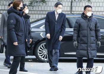 ‘재판 출석’ 이재용 회장에 방송인 이매리 계란 던져