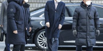 ‘재판 출석’ 이재용 회장에 방송인 이매리 계란 던져