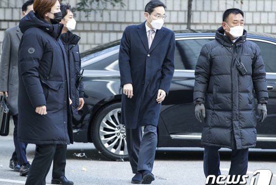 ‘재판 출석’ 이재용 회장에 방송인 이매리 계란 던져