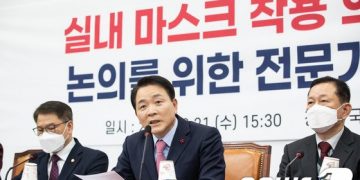 코로나 마스크 벗을 수 있을까…당정, 오늘 마스크 해제 조정 논의