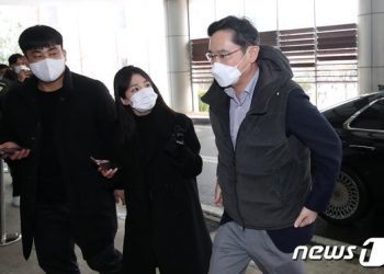 “어! 싸네”…이재용 출장길 ‘조끼 패딩’, 하루만에 품절 대란