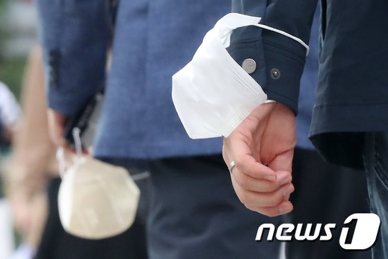 ‘강제 대신 자율’ 불붙은 실내마스크 논란…”방역의 정치화는 안돼”