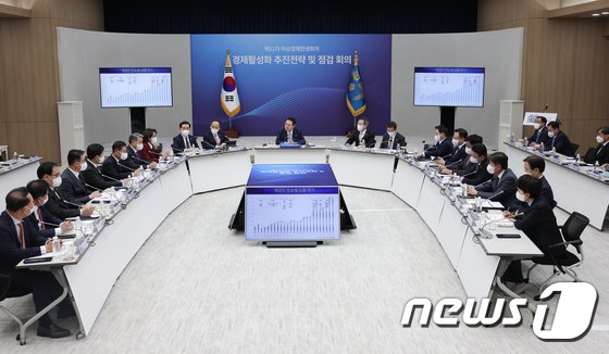 尹, 100분간 ‘국정과제 점검’ 생중계…국민 100명 패널로