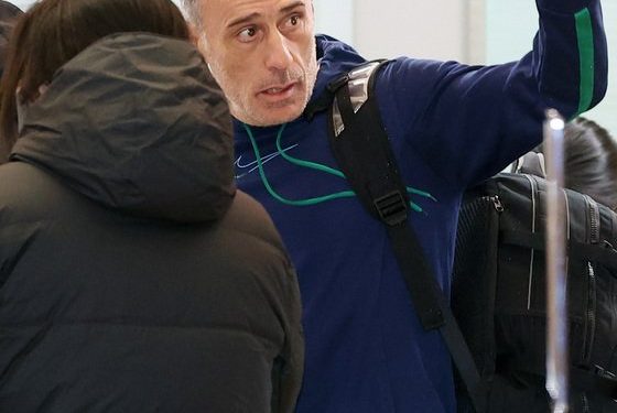 “4년 성원 감사” 활짝 웃은 벤투 감독의 작별 인사 ‘엄지 척’
