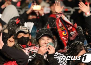 ‘기적의 16강’ 순간 겅충겅충…함성·눈물로 뒤덮인 광화문