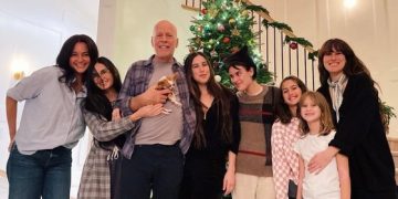 브루스 윌리스, 전·현 아내와 화기애애 모임…전부인 데미 무어 “우린 가족”