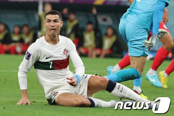 “호날두, 추하다…혼자 삐치는 행동 그만” 옛 동료 일침