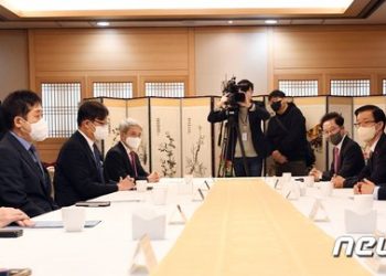 한화, 대우조선 인수 본계약 체결…육해공 방산기업 ‘우뚝’