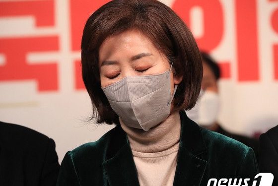 해임 당한 나경원, 결단에 따라 전대 지형 달라진다