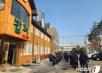 “새해에도 문 안 닫아요”…고발 논란에도 ‘밥퍼’ 무료급식 계속