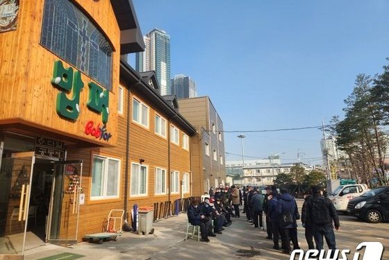 “새해에도 문 안 닫아요”…고발 논란에도 ‘밥퍼’ 무료급식 계속
