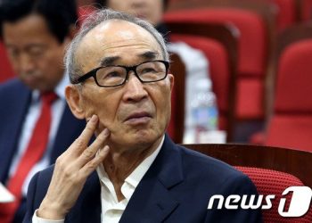 고은 복귀 속 최영미 “위선 실천하는 문학”…출판사, 책 회수 움직임 無