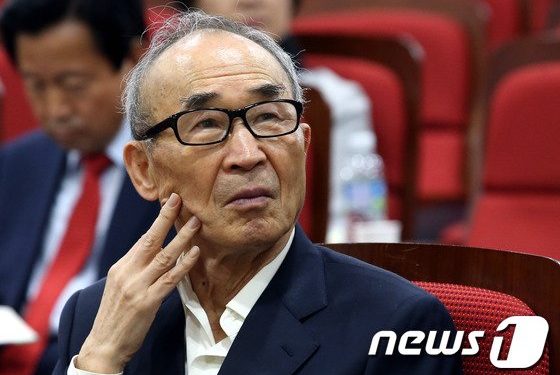 고은 복귀 속 최영미 “위선 실천하는 문학”…출판사, 책 회수 움직임 無