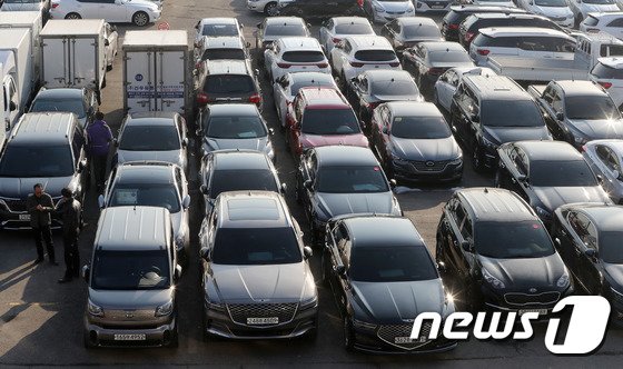 “日 넘어선 인도, 세계 3위 車 시장됐다”…현대차, 전기차로 공략