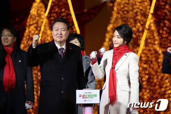 尹대통령 부부, 신진·원로 문화예술인 만나 새해 덕담 나눠