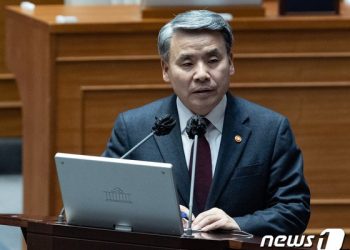 이종섭 “中 ‘정찰 기구’ 우리 영공 안 지나가… 탐지 가능”