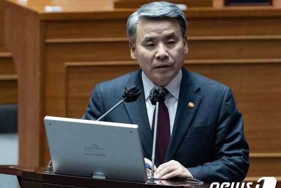 이종섭 “中 ‘정찰 기구’ 우리 영공 안 지나가… 탐지 가능”