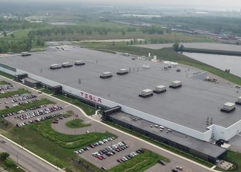 “로봇 취급에 지쳤다”…테슬라 노동자들 노조 결성한다