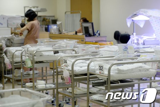 “한국, 세계 최저 출산율 자체 기록 또 깼다” 외신도 주목