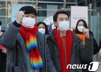 법원, 동성부부 건강보험 피부양 자격 인정…1심 뒤집혀