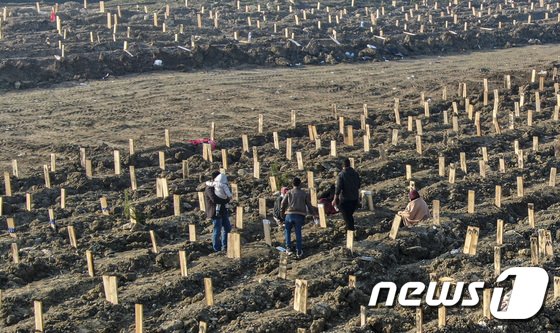 최악 지진에 가족 잃고 망연자실…묘지 안 구슬픈 쿠란 소리
