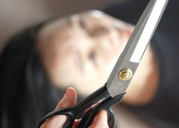 女회원 거꾸로 매달리게 한 뒤 긴 머리 ‘싹둑’…필라테스 강사 만행