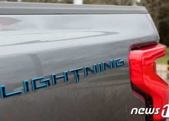 없어 못팔던 美 전기 픽업트럭 공장 멈췄다…”SK온 배터리 문제”