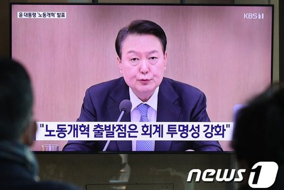 尹 ‘노조’ 때리자 지지율↑…중도확장·민생경제는 ‘숙제’