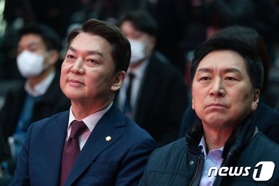 김기현 ‘안철수 색깔 의심’에 16년전 뉴스 꺼내 감싼 이준석…그땐 金도