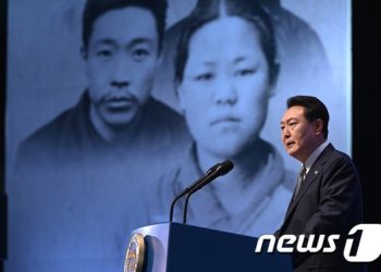 첫 3·1절 기념사서 ‘자유’ 강조 尹…李와 대화없이 악수만