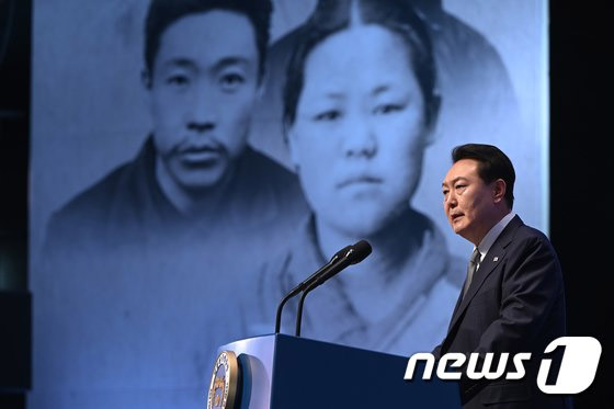 첫 3·1절 기념사서 ‘자유’ 강조 尹…李와 대화없이 악수만