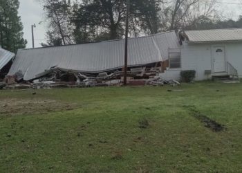 교회로 차량 질주, 20대 운전자 사망…건물 지붕 내려앉아