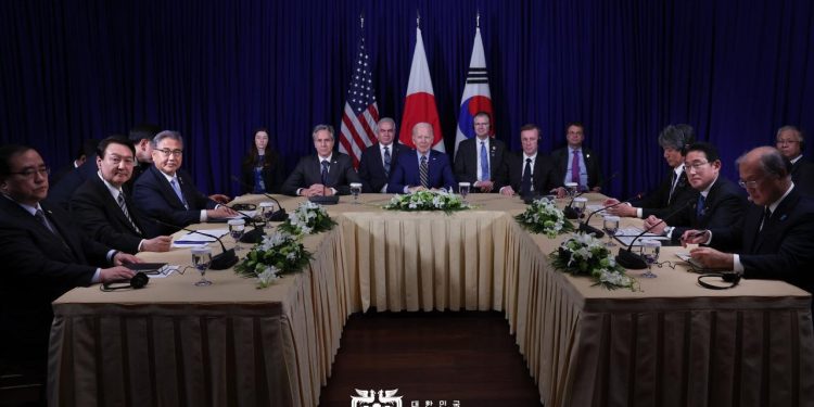 “美, 韓·日에 핵우산 상설협의체 창설 타진…정보공유 강화”