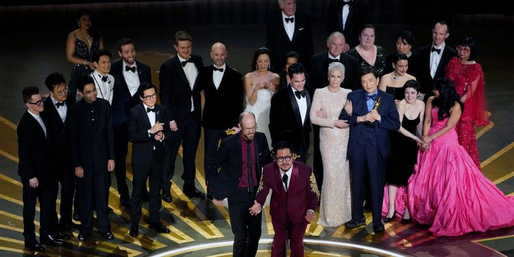 앨라배마 출신이 만든 “에브리싱”, 오스카상 휩쓸다