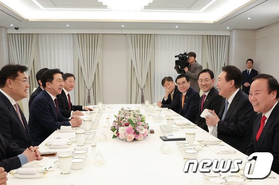 尹, 與지도부에 ‘당정일체’ 강조…김기현과 월 2회 정기회동