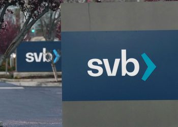 SVB는 왜 파산했나…’깨어있는 척 하느라’ vs ‘트럼프가 법 완화’