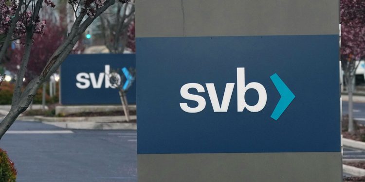 SVB는 왜 파산했나…’깨어있는 척 하느라’ vs ‘트럼프가 법 완화’