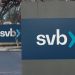 SVB는 왜 파산했나…’깨어있는 척 하느라’ vs ‘트럼프가 법 완화’