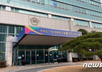 여고 앞에 ‘아이 낳고 살 여성 구한다’ 현수막 내건 60대 징역 1년 구형