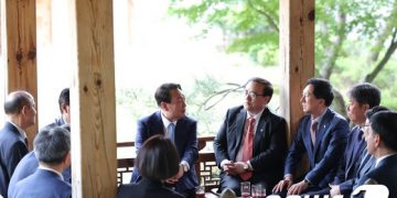 尹, ’50년 지기’ 김성한 사표 수리한 날…밤늦게까지 환송회