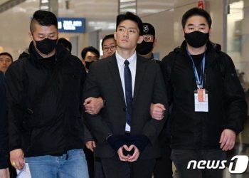 “잘생겼다, 몸도 좋아” “홍콩 배우상”…’전두환 손자’ 외모 칭찬 논란