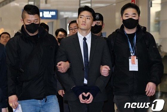 “잘생겼다, 몸도 좋아” “홍콩 배우상”…’전두환 손자’ 외모 칭찬 논란