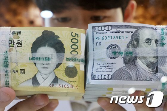 블룸버그 “원화 1분기 亞통화 중 최고 약세…더 떨어질 것”